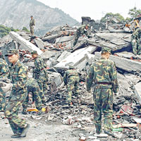 汶川地震中倒塌的豆腐渣建築活埋大量遇難者，拯救人員難以搜救。（資料圖片）