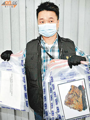 警方展示滲可卡因的吸水紙（左）及相片。（夏國威攝）