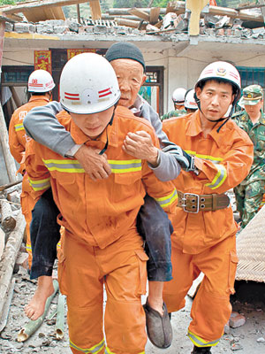 甘孜消防救援隊步行四十多公里，進入重災區寶興縣靈關鎮並將一名老人救出。（中新社圖片）