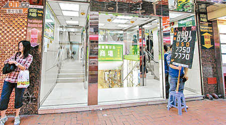 周日及公眾假期在銅鑼灣中心乘電梯上落各辦公室需每次收費五元。（梁鵬威攝）