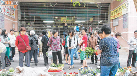 多名商販連日在街巿外擺檔，減少損失。（戴展邦攝）