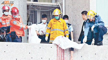 跳樓小巴司機倒斃一樓平台，消防員及救護員用白布遮蓋屍體，但仍露出一隻手。（曾志恒攝）