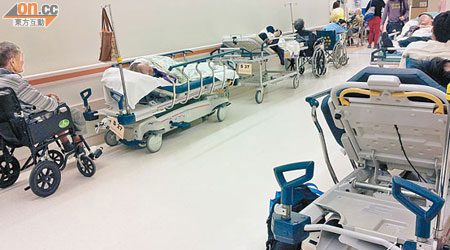 病人在急症室經分流後等候醫生診治，病床及輪椅擺滿急症室兩旁。（蘇文傑攝）