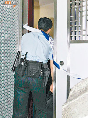 探員在休班警猝死旅館調查。（左蘭慶攝）