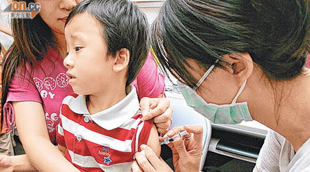 家長安排小朋友注射疫苗可預防腦膜炎。（資料圖片）