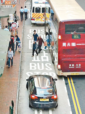 違泊私家車阻塞巴士站，期間有市民目擊警車及警員雖途經，卻未有採取任何行動。（讀者提供）