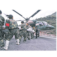 成都軍區以直升機，運送物資到重災區寶興縣。（中新社圖片）