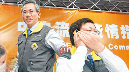 台衞生署長邱文達（左）及疾管局長張峰義（右）在記者會上確認當地首宗人類感染H7N9禽流感確診個案。（中央社圖片）