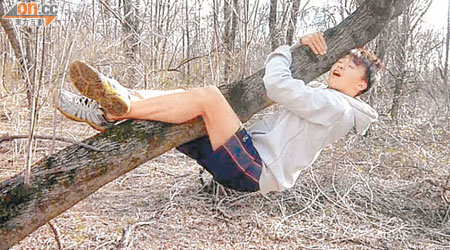 Chris Leung在短片中攬着樹幹，以示擁抱大自然。