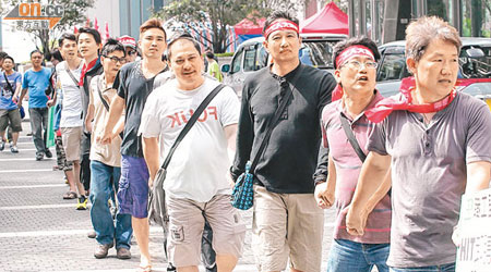 三百多名工人昨手牽手包圍中環長江中心遊行四圈，要求盡快解決工潮。（羅錦鴻攝）