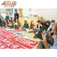 各界支援碼頭工人罷工後援會廿多名成員，突襲成功，在長實總部辦公室內靜坐抗議。