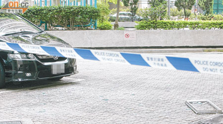 鋁窗擊毀私家車頭冚，再反彈墮地。(梁少恒攝)