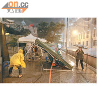 昨天晚上天氣轉壞，長江集團中心外有帳篷被吹倒。（袁志豪攝）