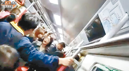 網上片段可見上海女子在港鐵車廂大罵「曾蔭權夠貪污囉！」（互聯網圖片）