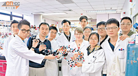 李學臣（前排左二）與研究團隊成功以人工方法合成「達托霉素」。