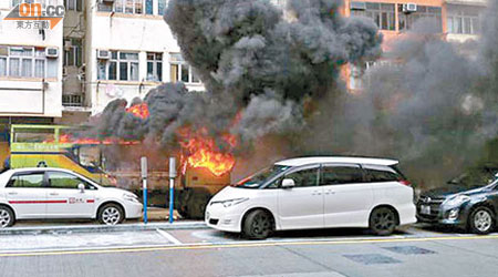 裝載回收輪胎的貨車着火，冒出黑煙籠罩整條街道。（讀者提供）