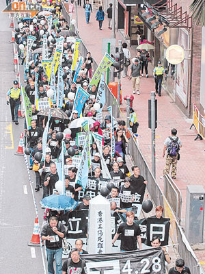 工業傷亡權益會號召逾二百人遊行至政府總部抗議。（袁志豪攝）