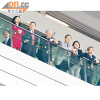 前立法局議員陸觀豪（右起）、張震遠太太、張震遠、周松崗、張志剛等齊齊欣賞賽事。