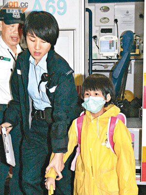 死者的七歲胞姊在女警陪同下到醫院。（李健瑜攝）