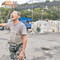 陳先生指，三年前以月租約三萬元向停車場租用十個車位存放發泡膠箱及居住。其身後的存放地方可見搭建「天幕」防止發泡膠箱吹走。（霍振鋒攝）