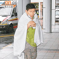 險被壓死的貨櫃拖頭司機送院治理。(梁安瑩攝)