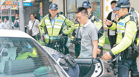 涉案司機協助警員搜車。（馬竟峯攝）