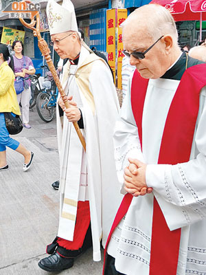 香港教區主教湯漢樞機（右二）帶領教徒遊行。