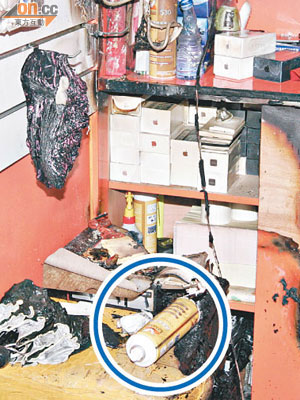 起火手機店牆壁被熏黑。現場遺下燒毀熱風槍及完好的壓縮氣罐（藍圈示）。（楊偉嶽攝）