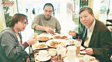 碼頭業職工會總幹事何偉航（左起）、職工盟總幹事王宇來同職工盟秘書長李卓人喺意大利餐廳食餐「好少少」嘅。（徐家浩攝）