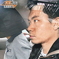 探員在中大校園內拘捕正在工作的男疑犯。（吳欽旺攝）