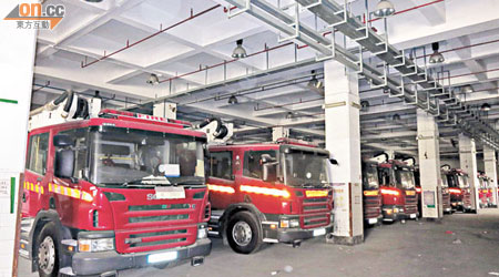 消防處年前採購的一批升降台消防車一直停用，存放在土瓜灣機電工程署空置車房內。