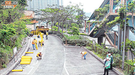 職員在路面裝上鐵柱，以防車輛停泊。（曾紹良攝）