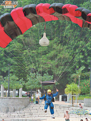 綽號「飛天朱」的朱幼麟愛跳降落傘，足迹遍及全世界。