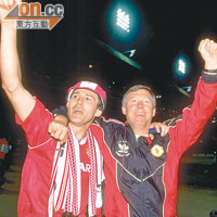 首次奪魁<br>白賴仁笠臣（左）與費格遜捧走1990年足總盃。