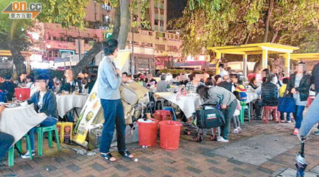 荃灣路德圍一帶每晚均有大量餐桌餐椅擺放行人路，對居民造成極大滋擾。