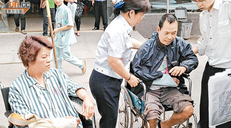 部分坐輪椅的傷者需由旁人攙扶。　（本報南寧傳真）
