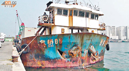 集裝箱船「惠金橋08」在事件中沒沉沒，但船頭穿窿。