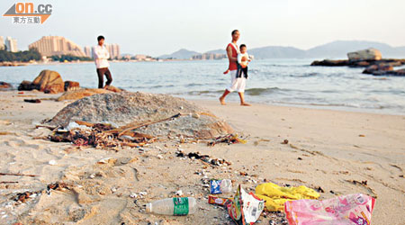 過往曾有大量內地垃圾漂流到港，令沙灘上堆滿廢物。