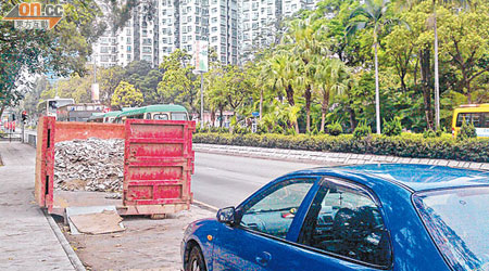 放滿泥頭的貨斗佔據馬路避車處，阻礙其他車輛駛入。