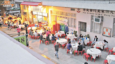 偉發大廈地下一間食店門外擺放了逾二十張餐枱，不少食客光顧。