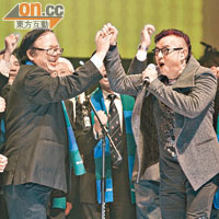 譚兆炳校長（前左二）曾在港華的宴會上跟歌手「譚校長」譚詠麟同台合唱。
