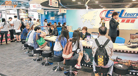 「哈日」生意勁升<br>不少主力銷售日本行程的旅行社昨日人頭湧湧。