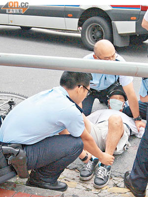 荃灣<br>涉嫌襲警男子掙扎不停。（梁少恒攝） 