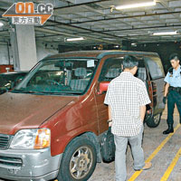 警方在七人車內蒐證。（張曉楠攝）