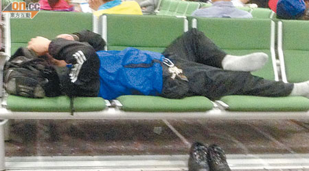 有在機場工作的人員佔據登機閘口一排座椅呼呼大睡，還脫掉鞋子，傳出異味。