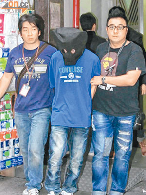 涉嫌販毒男子被押回住所搜查。（馮戈攝）