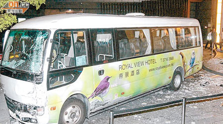涉意外酒店穿梭巴士撞柱躉嚴重損毀。（梁國雄攝）