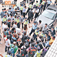 學聯成員企圖阻攔梁振英的座駕離開會場，數十名警員驅趕學生離開。