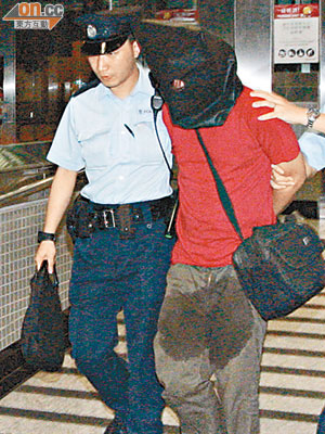 在九龍塘站涉嫌非禮的男子，被警員押走失禁，褲襠弄濕。（何力棋攝）
