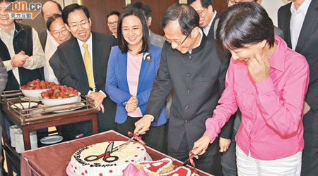 一眾議員為曾鈺成（右二）同蔣麗芸（右一）切蛋糕慶祝生日。